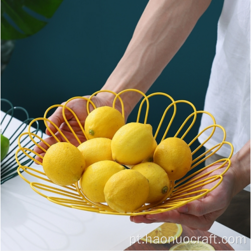 Cesta de rede de frutas cortada em papel